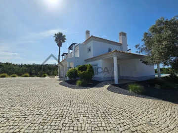 Moradia T4 para Venda em Loule (São Sebastião)