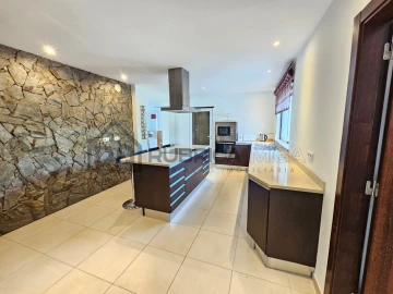 Moradia T4 para Venda em Loule (São Sebastião)