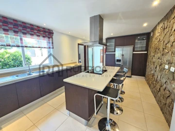 Moradia T4 para Venda em Loule (São Sebastião)