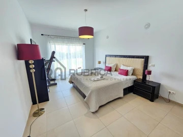 Moradia T4 para Venda em Loule (São Sebastião)