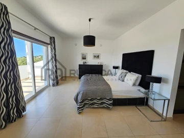 Moradia T4 para Venda em Loule (São Sebastião)