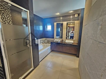 Moradia T4 para Venda em Loule (São Sebastião)