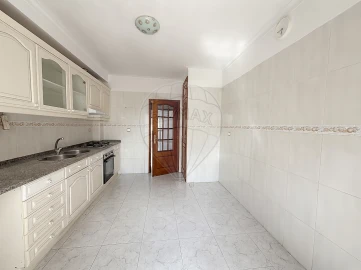 Apartamento T3 para Arrendamento em Carregado e Cadafais