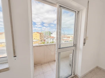 Apartamento T3 para Arrendamento em Carregado e Cadafais