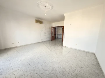 Apartamento T3 para Arrendamento em Carregado e Cadafais