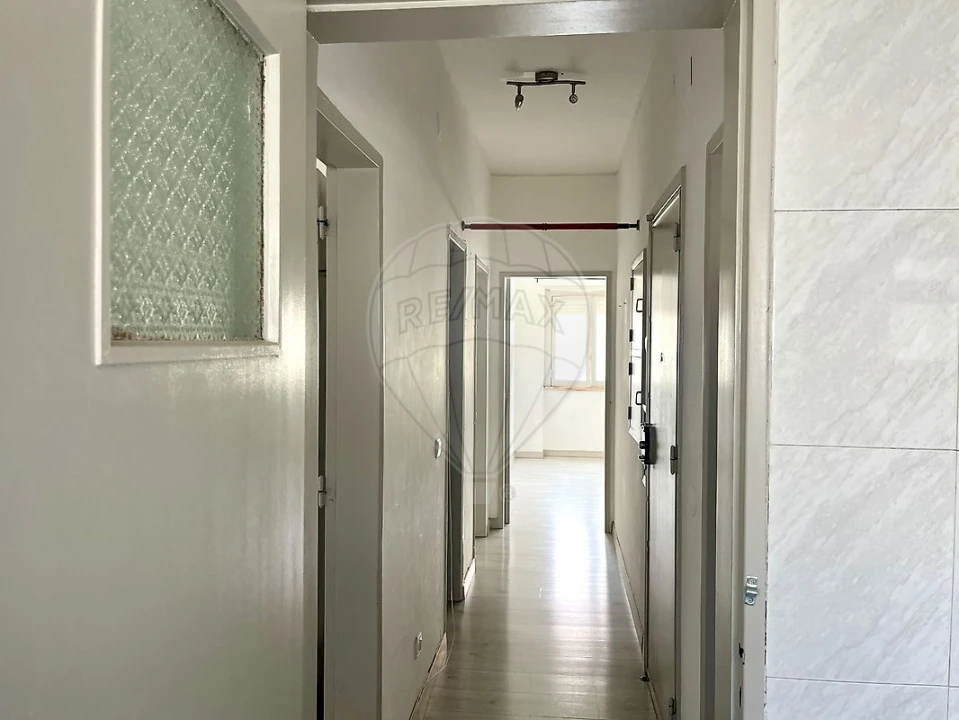 Apartamento T2 para Venda em Rio de Mouro Foto 2