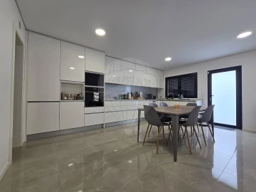 Moradia T2 para Venda em Oiã