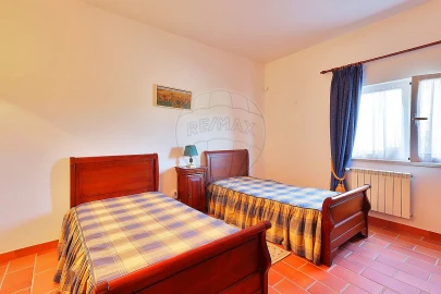 Moradia T4 para Venda em São João da Ribeira e Ribeira de São João