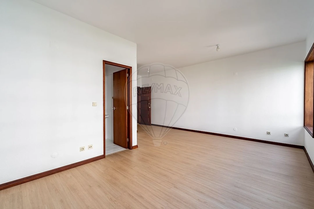 Escritório para Venda em Cidade da Maia Foto 1