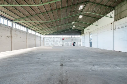 Armazém para Arrendamento em Folgosa