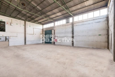 Armazém para Arrendamento em Folgosa