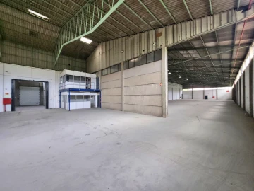 Armazém para Arrendamento em Folgosa