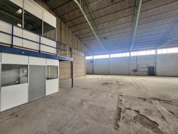 Armazém para Arrendamento em Folgosa