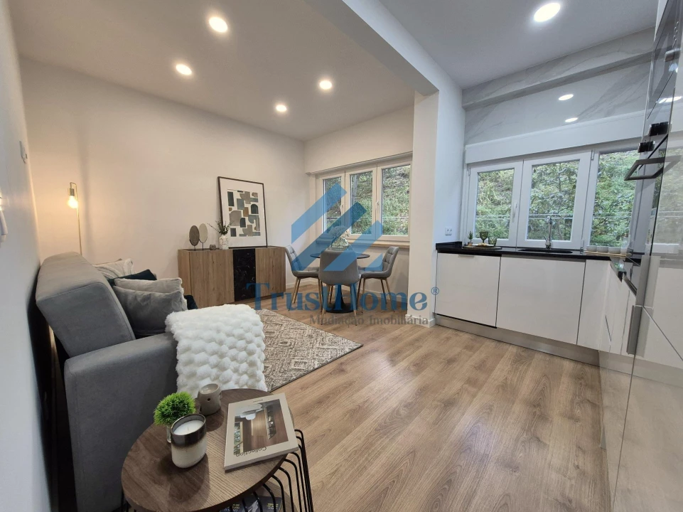 Apartamento T2 para Venda em Benfica Foto 2