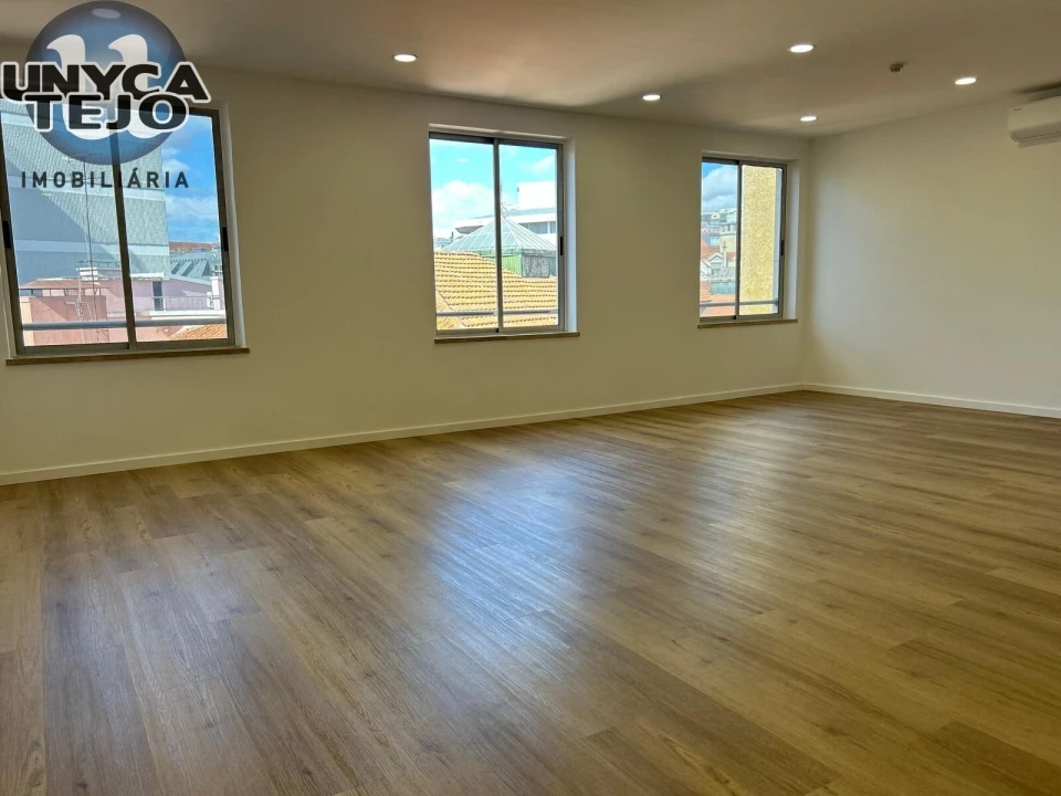 Escritório para Arrendamento em Santo António Foto 1