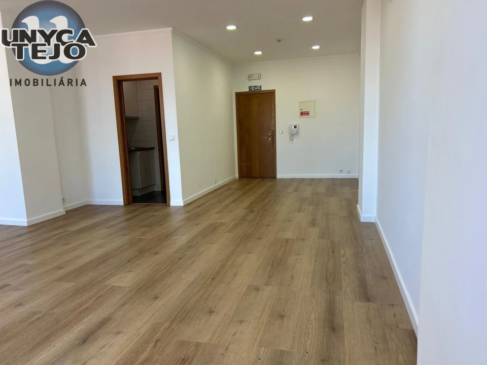 Escritório para Arrendamento em Santo António Foto 6