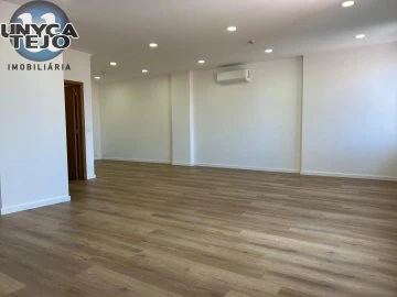 Escritório para Arrendamento em Santo António