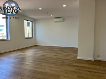 Escritório para Arrendamento em Santo António