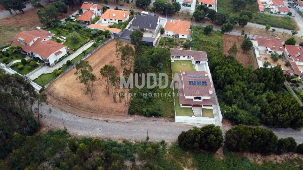 Terreno para Venda em Paços de Brandão Foto 4