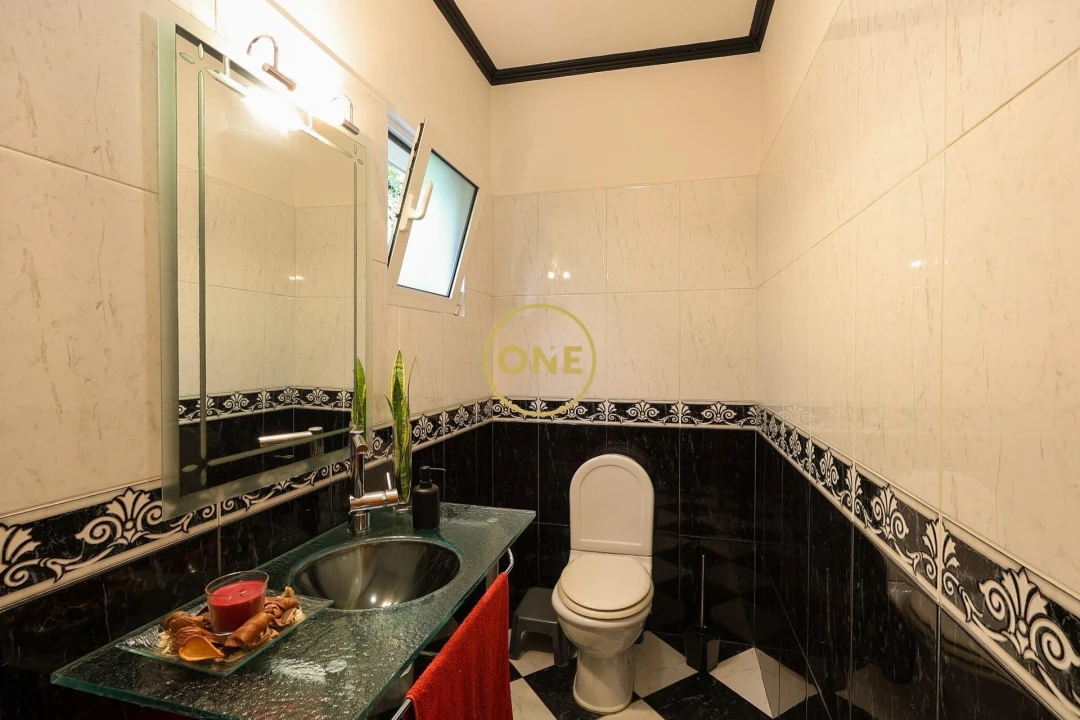 Moradia T4 para Venda em Estreito de Camara de Lobos Foto 13