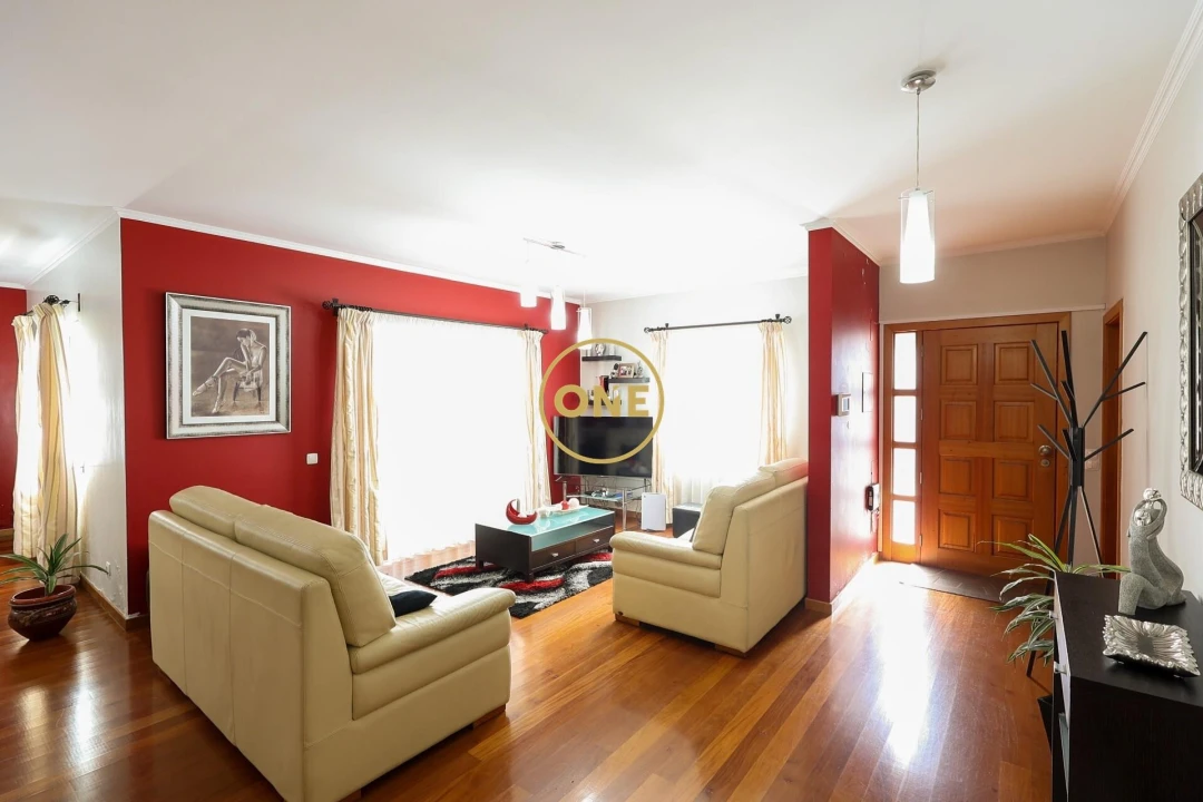 Moradia T4 para Venda em Estreito de Camara de Lobos Foto 4