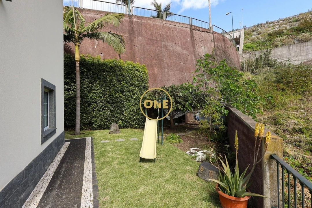 Moradia T4 para Venda em Estreito de Camara de Lobos Foto 49