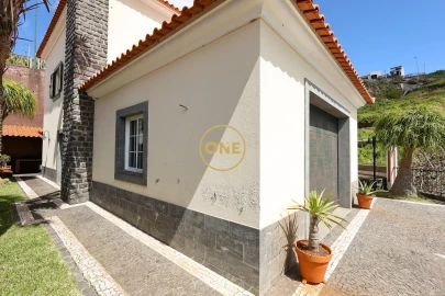 Moradia T4 para Venda em Estreito de Camara de Lobos