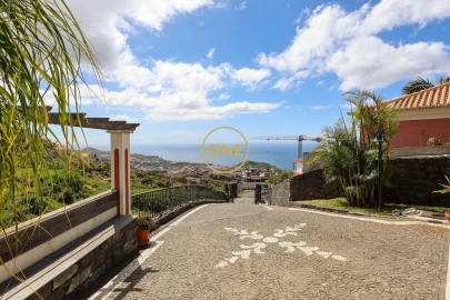 Moradia T4 para Venda em Estreito de Camara de Lobos