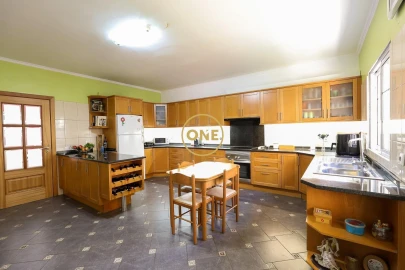 Moradia T4 para Venda em Estreito de Camara de Lobos