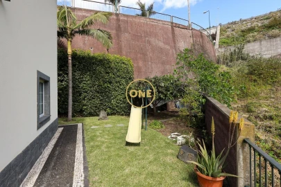 Moradia T4 para Venda em Estreito de Camara de Lobos