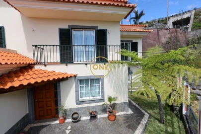 Moradia T4 para Venda em Estreito de Camara de Lobos