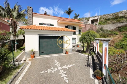 Moradia T4 para Venda em Estreito de Camara de Lobos