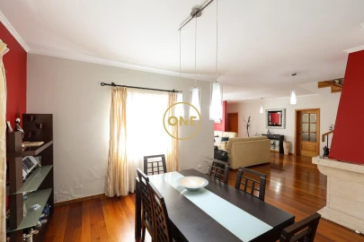 Moradia T4 para Venda em Estreito de Camara de Lobos