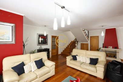 Moradia T4 para Venda em Estreito de Camara de Lobos