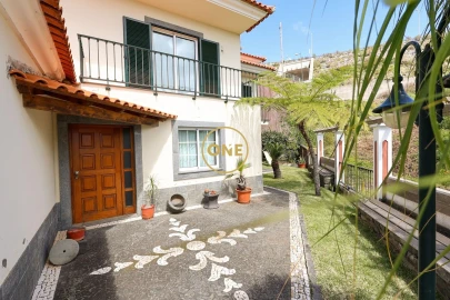 Moradia T4 para Venda em Estreito de Camara de Lobos