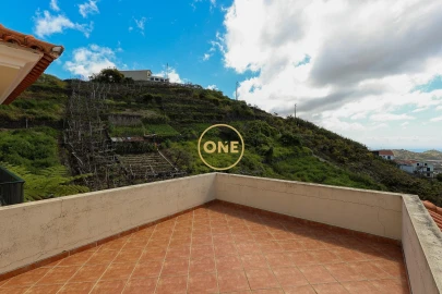 Moradia T4 para Venda em Estreito de Camara de Lobos