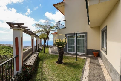 Moradia T4 para Venda em Estreito de Camara de Lobos