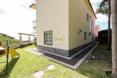 Moradia T4 para Venda em Estreito de Camara de Lobos