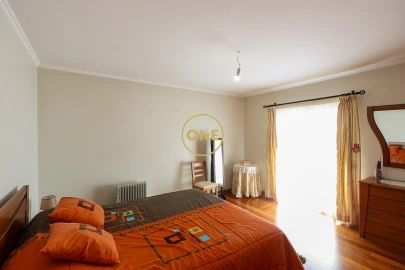 Moradia T4 para Venda em Estreito de Camara de Lobos