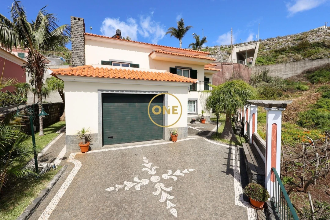 Moradia T4 para Venda em Estreito de Camara de Lobos Foto 1