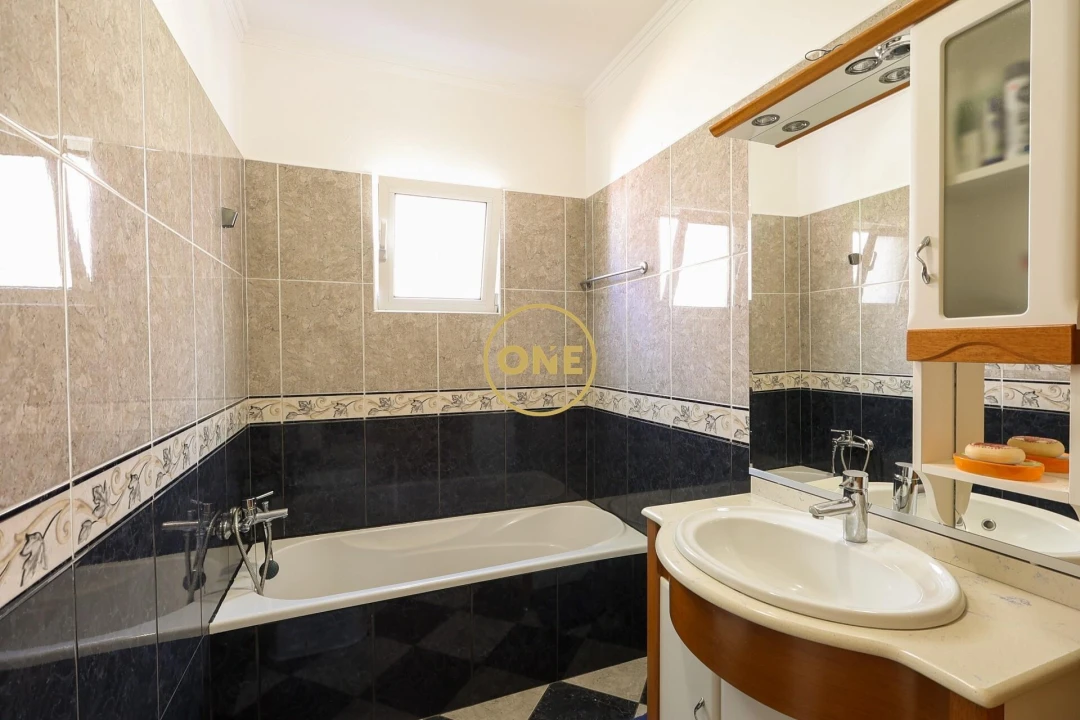 Moradia T4 para Venda em Estreito de Camara de Lobos Foto 37