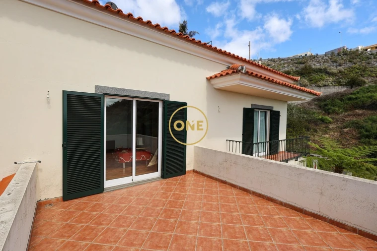 Moradia T4 para Venda em Estreito de Camara de Lobos Foto 32