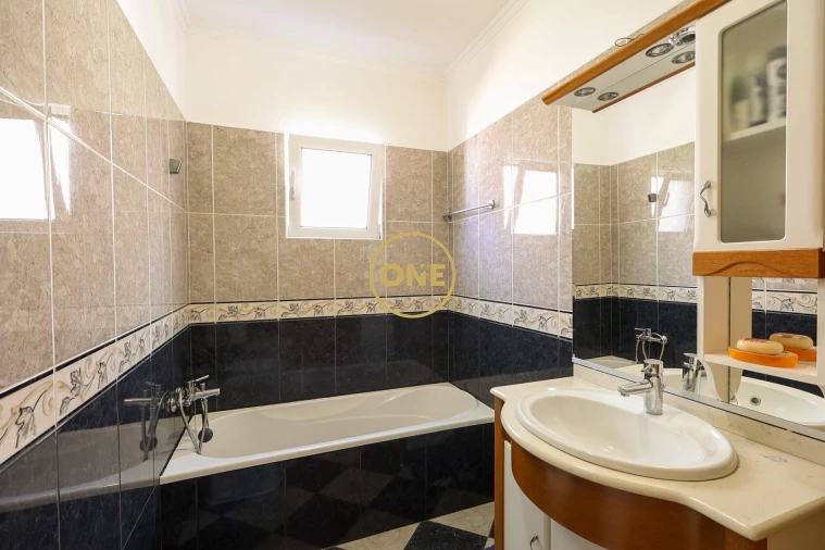 Moradia T4 para Venda em Estreito de Camara de Lobos Foto 37