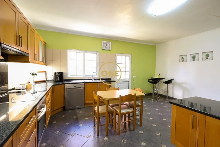 Moradia T4 para Venda em Estreito de Camara de Lobos Foto 12