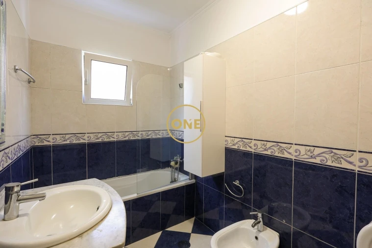 Moradia T4 para Venda em Estreito de Camara de Lobos Foto 20