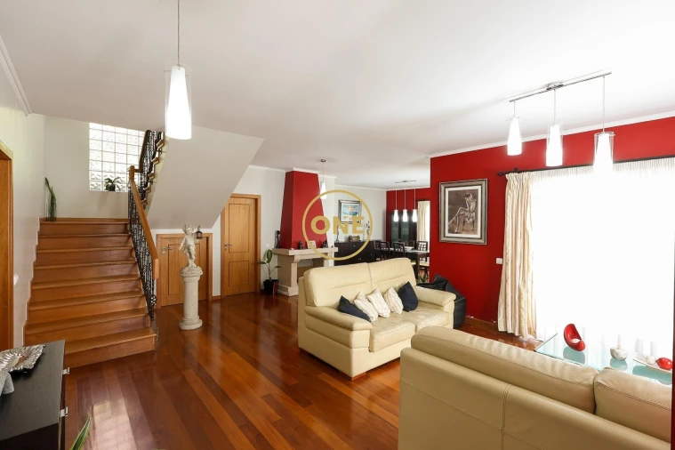 Moradia T4 para Venda em Estreito de Camara de Lobos Foto 3