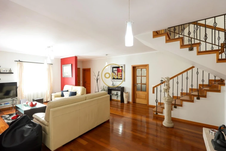 Moradia T4 para Venda em Estreito de Camara de Lobos Foto 6