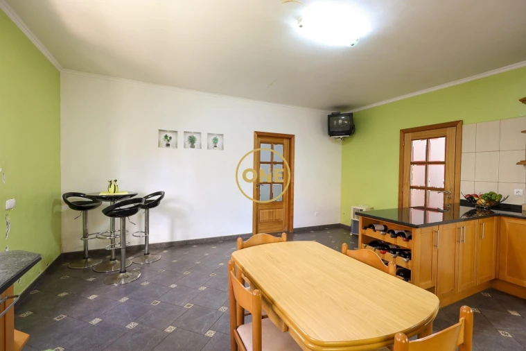 Moradia T4 para Venda em Estreito de Camara de Lobos Foto 11