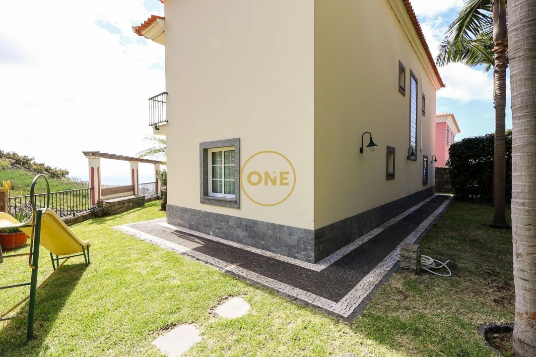 Moradia T4 para Venda em Estreito de Camara de Lobos Foto 48