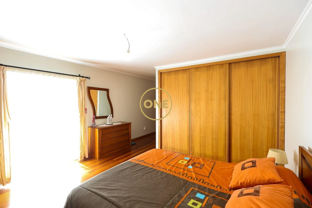 Moradia T4 para Venda em Estreito de Camara de Lobos Foto 16